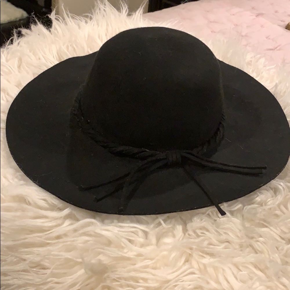 Hat worn 2 times at Coachella